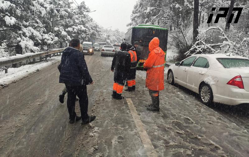 თვითმხილველების ინფორმაციით, წყნეთის გზაზე ავტობუსის მოსაცდელი გადაყირავდა, რომელიც არასრულწლოვანს დაეცა