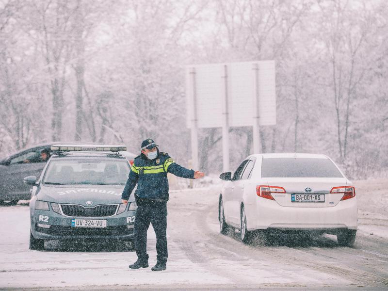 მთელი ქვეყნის მასშტაბით გზებზე გადაადგილებას პატრული აკონტროლებს - ნახეთ, სად დარჩა და სად მოიხსნა შეზღუდვები საავტომობილო მოძრაობაზე