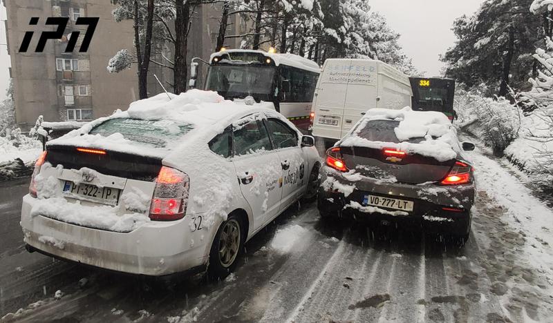 წყნეთი-ბაგების გზაზე მოძრაობა პარალიზებულია - მძღოლებმა ტრანსპორტი გააჩერეს და ხალხი ფეხით გადაადგილდება