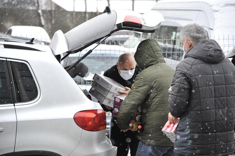 ვანო მერაბიშვილმა "ნაციონალური მოძრაობის" ოფისში ტკბილეული და გაზიანი სასმელები მიიტანა (ფოტოები)