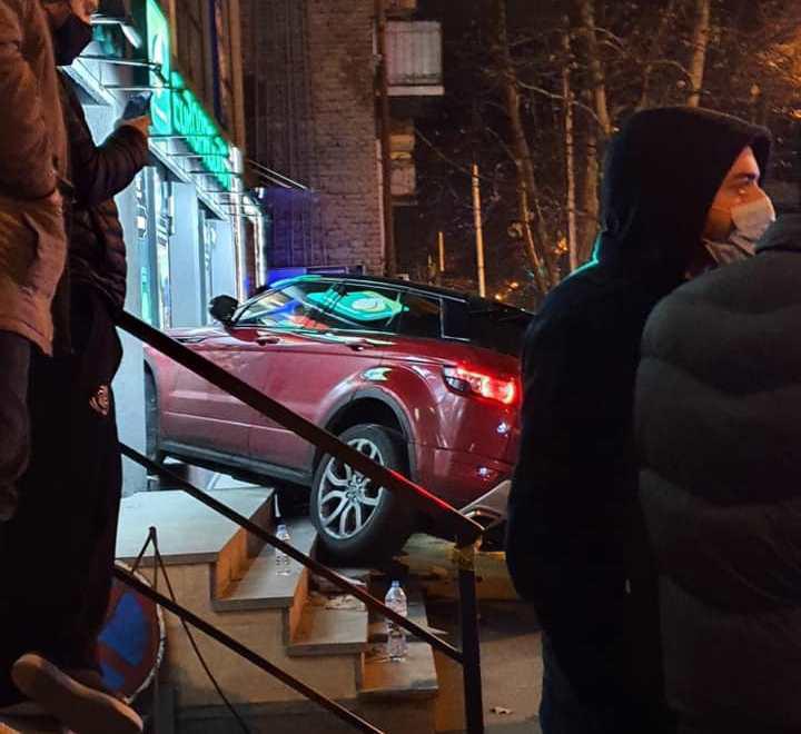 ვაკეში, აბაშიძის ქუჩაზე მანქანამ ჯერ ქვეითი გაიტანა, შემდეგ მაღაზიის ვიტრინაში შევარდა