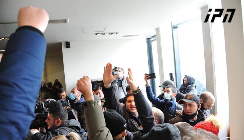 "ნაციონალური მოძრაობის" ოფისში გიორგი გახარიას გადადგომას ტაშით შეხვდნენ