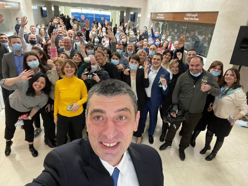 გიორგი გახარიას გამოსამშვიდობებელი "სელფი" თანამშრომლებთან - ფოტო ექსპრემიერის "ფეისბუქიდან"