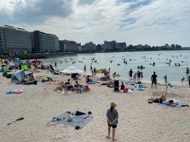 "შიშველი თაფლობისთვე" - ხუთვარსკვლავიანი სასტუმროს საუნაში მყოფ წყვილს ქუჩიდან გამვლელები ათვალიერებდნენ