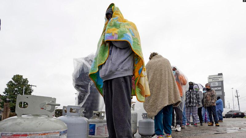ტეხასში გამყინვარებაა: მილიონობით ადამიანი უშუქოდ დარჩა, ხალხი გაზის რიგში დგას - უჩვეულო ფოტოები აშშ-დან