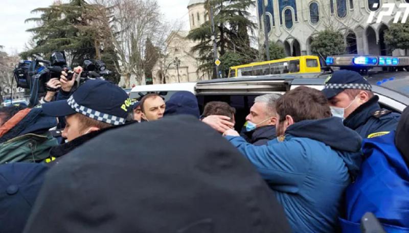 პარლამენტთან აქციის მონაწილეებსა და პოლიციას შორის დაპირისპირებაა