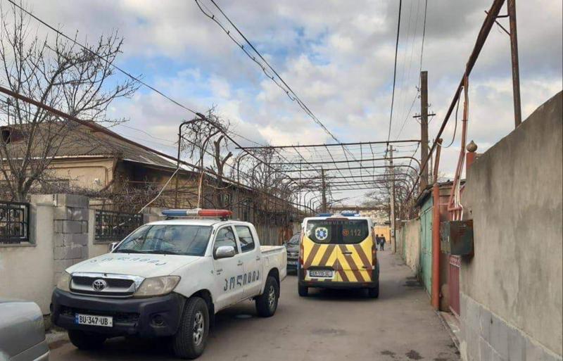 რუსთავში უბედურ შემთხვევას 23 წლის ახალგაზრდა ემსხვერპლა - მამაკაცი მეგობარს ეხმარებოდა და ჩამოშლილი კედლის ქვეშ მოყვა