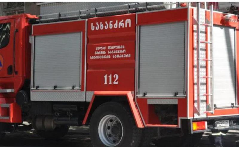 ხანძარი თბილისში - ხუდადოვის ქუჩაზე საცხოვრებელი კორპუსიდან მოსახლეობის ევაკუაცია მიმდინარეობს