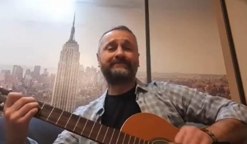 "ხალხს ჯერ თავი შეგვაყვარე, მერე მიწა მოგვაყარე..." - ზურა მანჯავიძემ გიორგი გახარიას გადადგომას მუსიკალური შარჟი მიუძღვნა