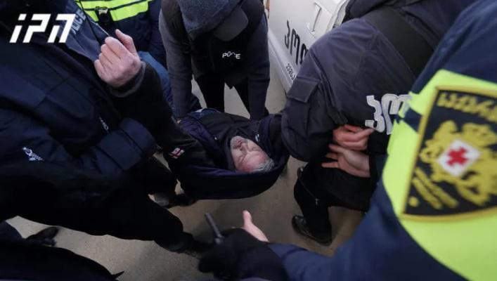 "ნაციონალური მოძრაობის" ოფისთან 21 პირი დააკავეს - მათ შორის გიორგი ბარამიძეცაა