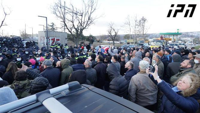 "ნიკას გაუმარჯოს" - რა შეძახილებით ამხნევებენ ნიკა მელიას მხარდამჭერები
