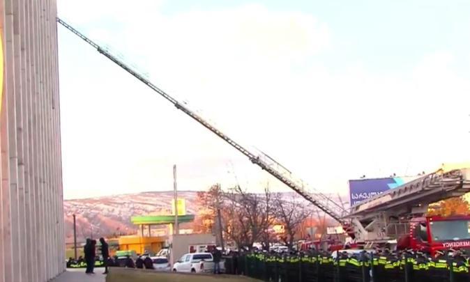 "ნაცმოძრაობის" ოფისთან სახანძრო მანქანა მიიყვანეს - სამართალდამცველები შენობაში სახურავიდან შედიან (LIVE)