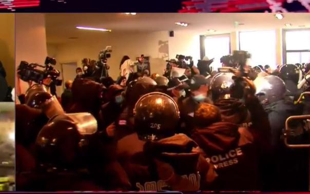 "ნაციონალური მოძრაობის" ოფისში სამართალდამცველები შევიდნენ - ადგილზე დაძაბული ვითარებაა (live)