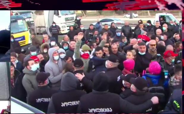 რა ხდება "ნაცმოძრაობის" ოფისთან, სადაც პოლიციასა და მოქალაქეებს შორის დაპირისპირების რამდენიმე კერაა (LIVE)