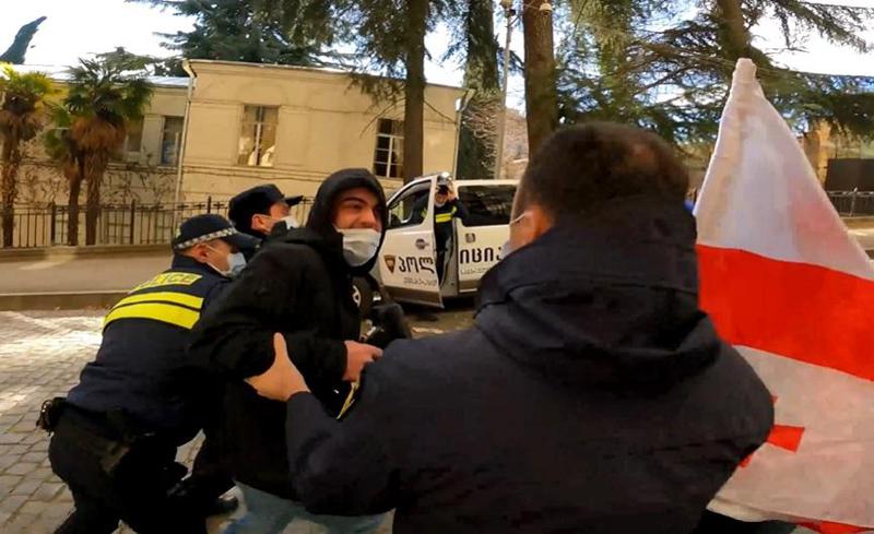 "ბატონ ირაკლი ღარიბაშვილს ეძახა მონა" - რა წერია აქტივისტ ნოდარ რუხაძის დაკავების ოქმში