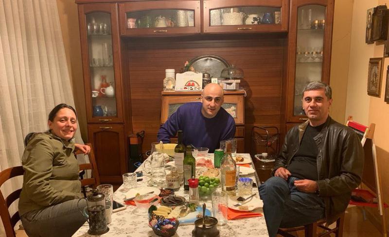 ირაკლი ოქრუაშვილის, ნიკა მელიასა და ელენე ხოშტარიას აქამდე უცნობი ფოტო - "2 კვირაში შენს სამზარეულოში მოგილოცავ თავისუფლებას"