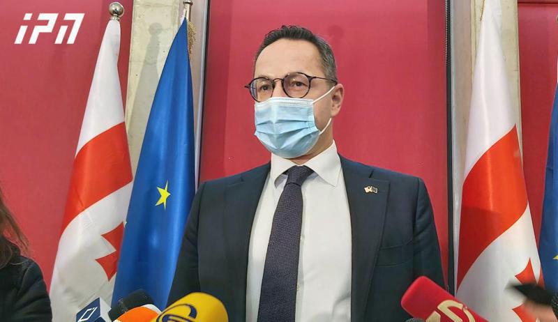 "გავიღვიძოთ! დემოკრატიას თავს ესხმიან! ივანიშვილის რეჟიმმა ამისთვის ფასი უნდა გადაიხადოს!" - ჟიგიმანტას პავილიონისი