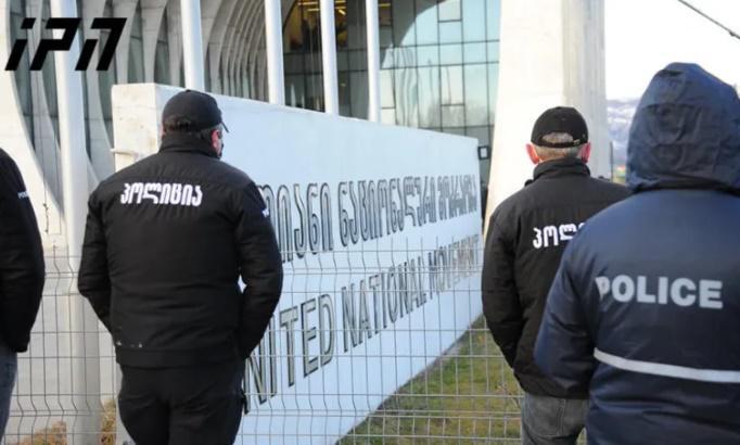 სამართალდამცავები "ნაციონალური მოძრაობის" ოფისს ტოვებენ