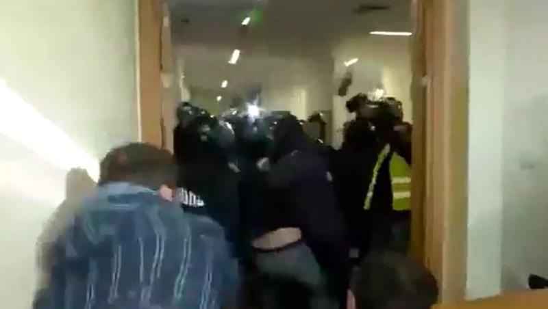 შსს სპეცოპერაციის შიდა კადრებს ავრცელებს  - "ვიდეოში ასახულია, თუ როგორ ესვრის მყარ საგანს "ნაცმოძრაობის" აქტივისტი პოლიციას"