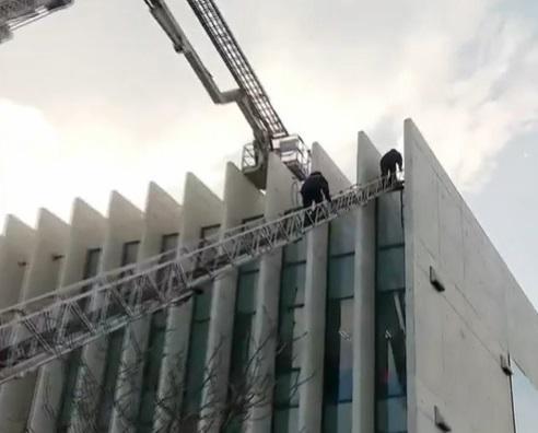 რა ხდება ოთახში, სადაც ნიკა მელია მომხრეებთან ერთადაა გამაგრებული - კადრები "ნაციონალური მოძრაობის" ოფისიდან