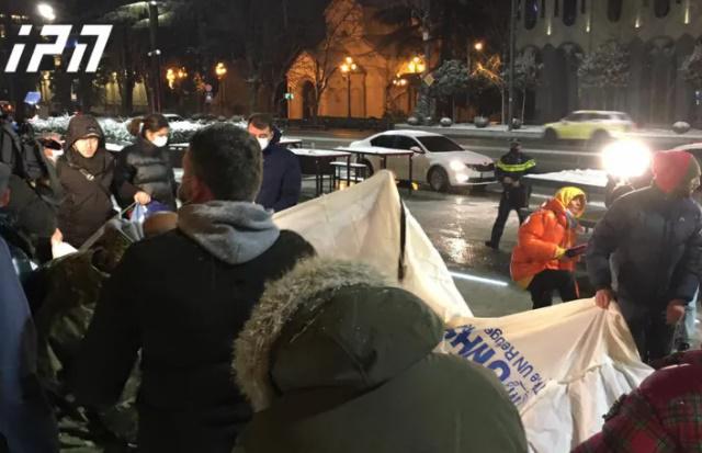 დაპირისპირება პარლამენტთან - აქტივისტები კარვის გაშლას ცდილობდნენ, რისი უფლებაც პოლიციამ არ მისცა