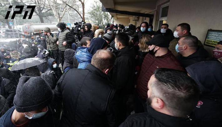 რა ხდება, რაგბის კავშირის შენობასთან, სადაც პრეზიდენტის არჩევნები უნდა გაიმართოს