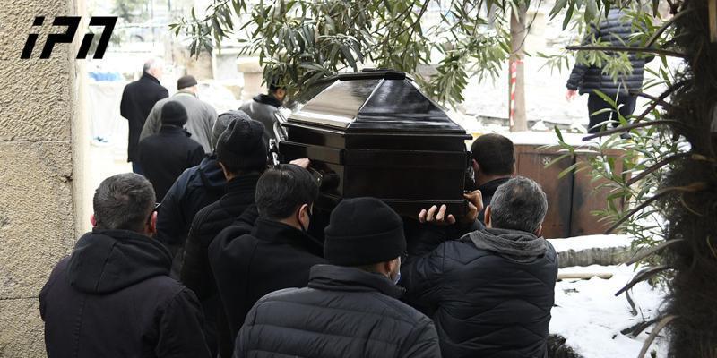 ზურა დოიჯაშვილი ტაძრიდან მის მიერ შესრულებული სიმღერით, "მელიქიშვილის გამზირის" ფონზე გამოასვენეს