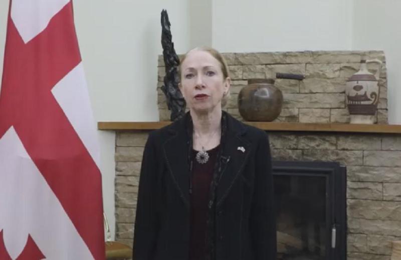 "თოვდა და თბილისს ებურა თალხი" - აშშ-ის საელჩოს თანამშრომლები ტრაგიკულ 25 თებერვალს იხსენებენ და კოლაუ ნადირაძის ლექსს კითხულობენ