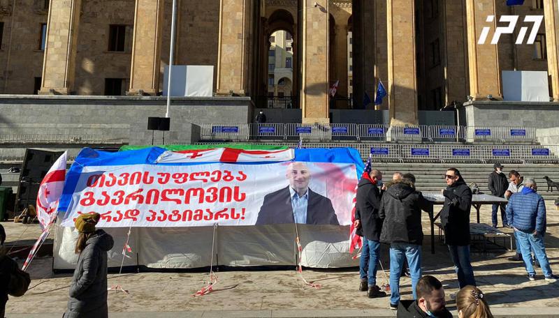 ნიკა მელიას მხარდამჭერი აქციისთვის პარლამენტის წინ სცენის მონტაჟი მიმდინარეობს - აქციაზე მხარდამჭერებს რეგიონებიდანაც ელოდებიან