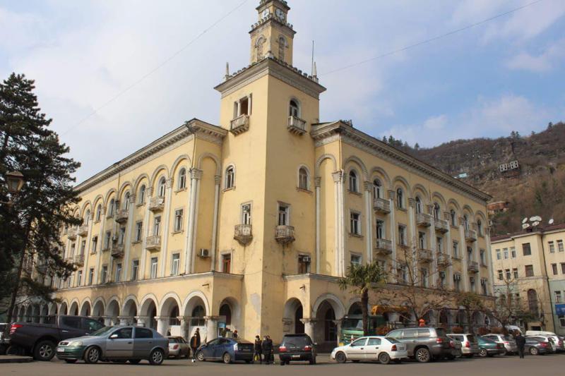 ნიკოლოზ ჩიქოვანმა ჭიათურის მუნიციპალიტეტის თვითმმართველ პირებთან ერთად ე.წ. ტრესტის ისტორიული შენობის საკითხი განიხილა