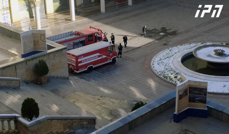 პარლამენტის ეზოში სახანძრო მანქანებია მობილიზებული