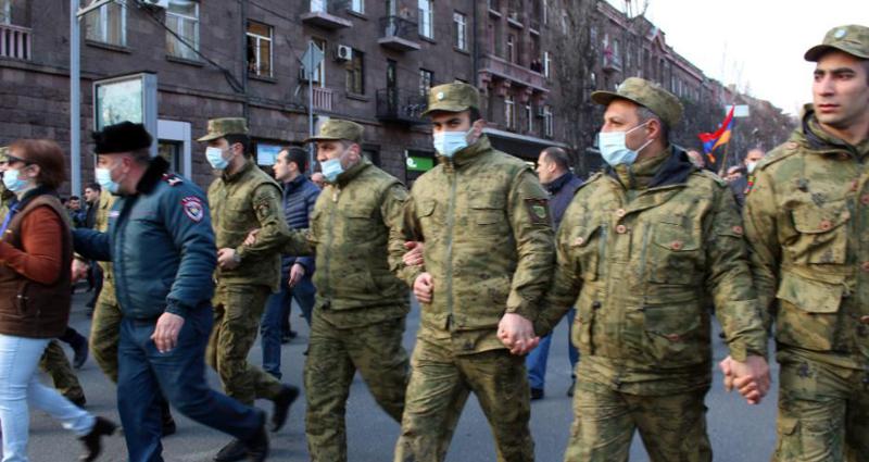 "სამოქალაქო დაპირისპირებამდე, რომელსაც რუსეთი მართავს, ერთი ნაბიჯია დარჩენილი" - სომხეთში კრიზისი მწვავდება, ფაშინიანმა, შესაძლოა, ძალოვანებზე კონტროლი დაკარგოს