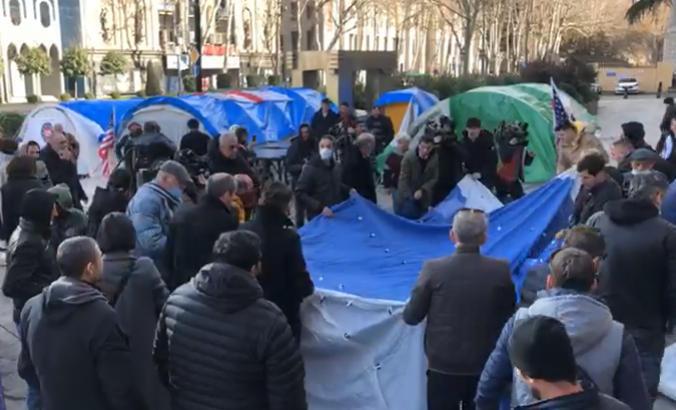 პარლამენტთან აქტივისტები კიდევ ერთი კარვის გაშლას ცდილობდნენ, რასაც ხმაური მოჰყვა