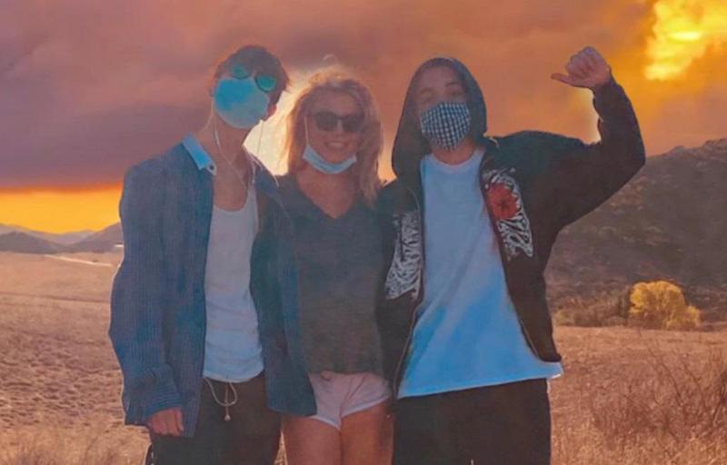 "რა სწრაფად გადის დრო, ჩემი შვილები უკვე დიდები არიან...რაღაც მაინც გამიკეთებია სწორად" - ბრიტნი სპირსის იშვიათი ფოტო ვაჟებთან ერთად