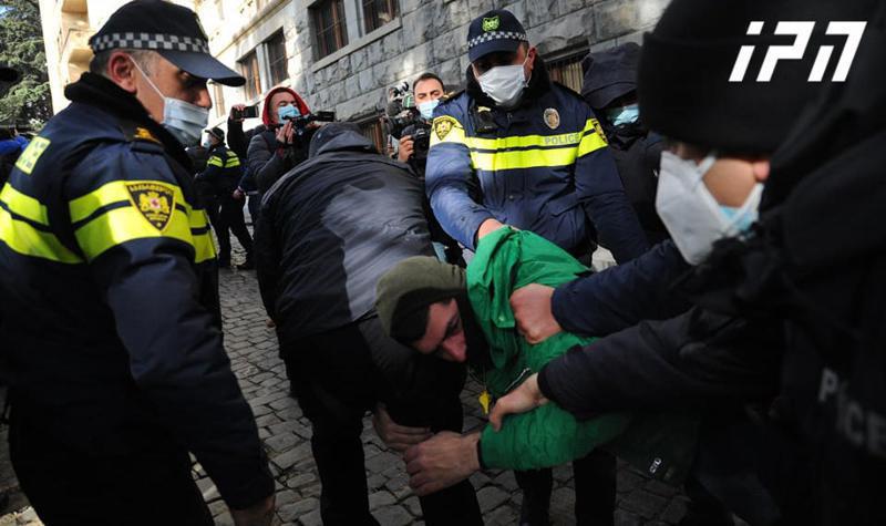 შსს-ს ინფორმაციით, პარლამენტთან, სადაც ოპოზიციის წარმომადგენლებისა და სამოქალაქო აქტივისტების აქცია მიმდინარეობს, 7 პირი დააკავეს