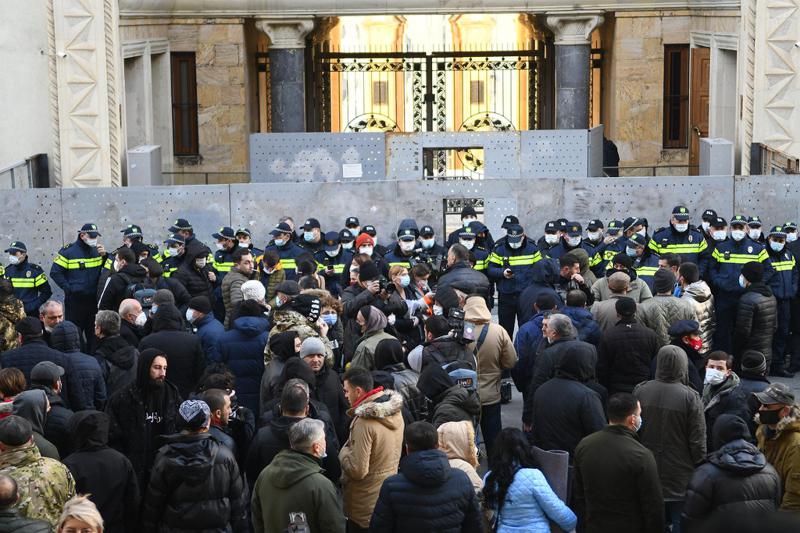 "პიკეტი" პარლამენტთან - დეპუტატებს შენობაში შესვლა სტვენისა და შეძახილების ფონზე უწევთ (LIVE)