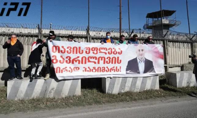 რა ვითარებაა რუსთავის საპატიმროსთან, სადაც "ნაცმოძრაობის" წარმომადგენლები ნიკა მელიას მხარდამჭერ აქციას მართავენ