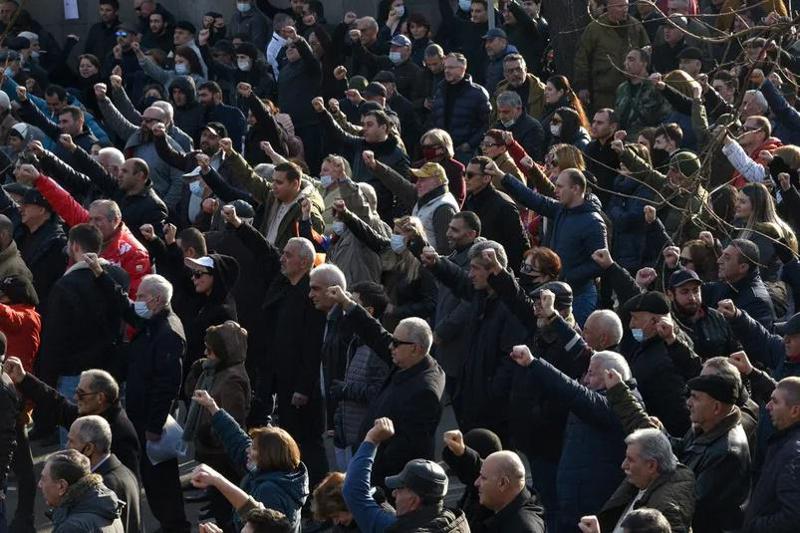 "სახელისუფლებო ელიტაში განხეთქილებაა, რომელიც ჯერ კიდევ ომამდე დაიწყო" - სომხეთი "დანის პირზე" და მწვავე პროტესტი, რომელიც არ ცხრება