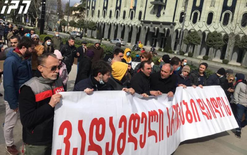აქტივისტები ბიძინა ივანიშვილის რეზიდენციამდე მსვლელობას მართავენ - რა ხდება ამ წუთებში აქციაზე