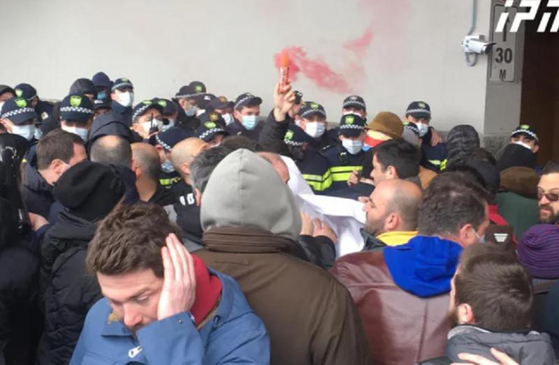 დაპირისპირება სამართალდამცველებსა და აქტივისტებს შორის - რა ხდება ბიძინა ივანიშვილის რეზიდენციასთან?