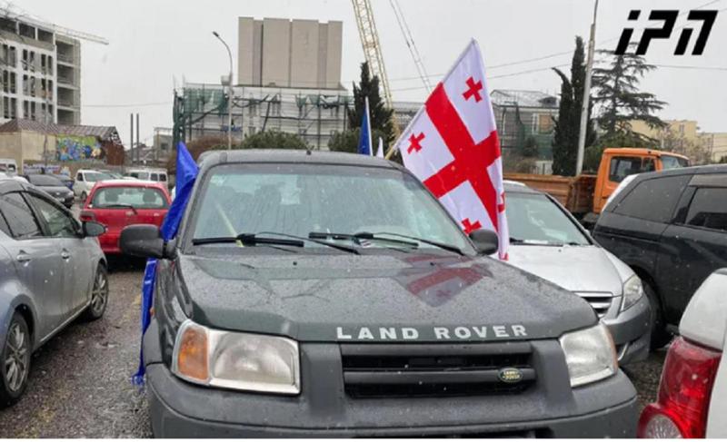 სამოქალაქო აქტივისტები "ავლაბრის" მეტროდან მანქანებით მსვლელობას აწყობენ - რა ხდება ამ წუთებში აქციაზე