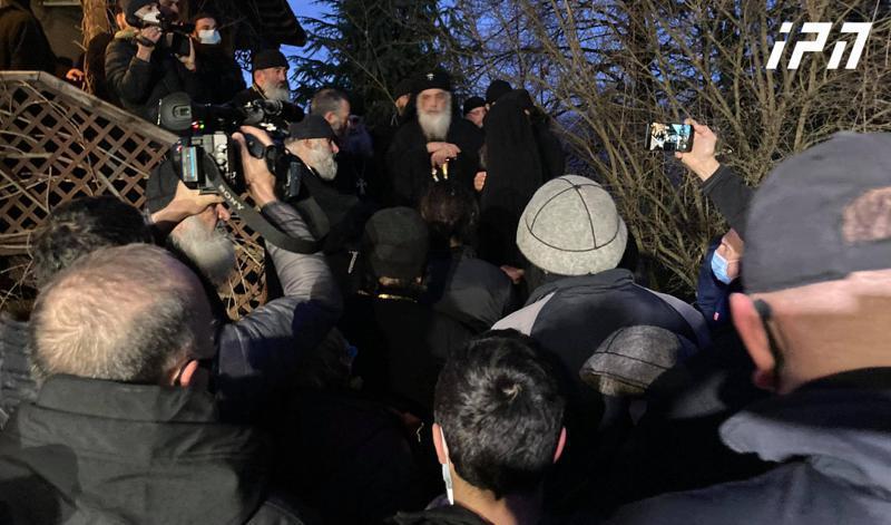 "შემოვარდნენ ჟუნალისტები და ერთმანეთს დაუპირისპირდნენ - ჩვენ უბრალოდ ვგალობდით, რომ სიტუაცია დაწყნარებულიყო" - მეუფე სტეფანე ეპარქიაში მომხდარ ინციდენტზე