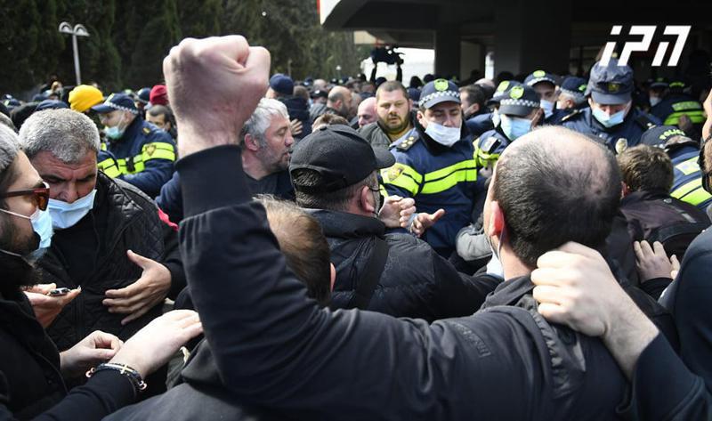"ექსპო ჯორჯიაში", სადაც რაგბის კავშირის პრეზიდენტის არჩევნები მიმდინარეობს, ხმაური და დაპირისპირებაა (LIVE)