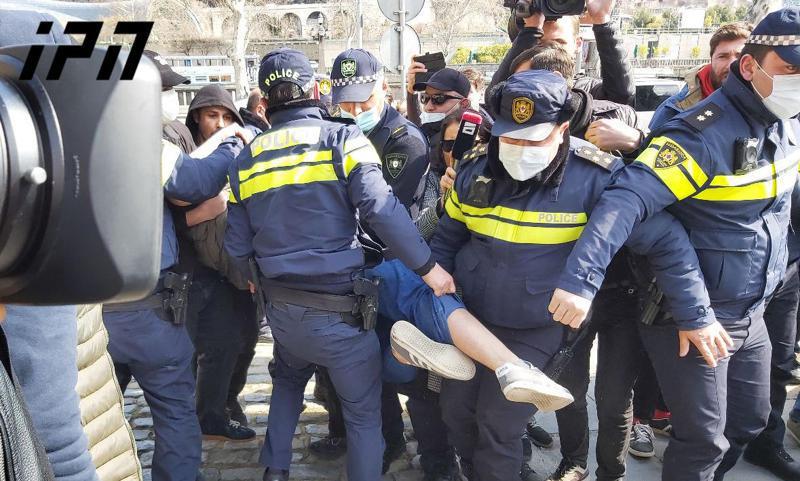 “ქართული ოცნების” ოფისთან აქციაზე რამდენიმე პირი დააკავეს