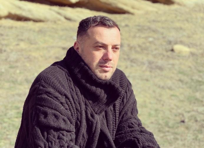 "ვინ იფიქრებს იმ მღვდლებზე, ვინც შემოსავლის გარეშე დარჩნენ... არც ჯვრისწერები ტარდება, არც ნათლობებზე იკლავენ თავს" - რას წერს პეტრე კოლხი?