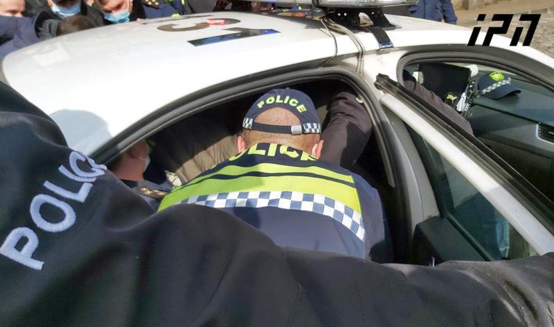 "ქართული ოცნების" ოფისთან გამართულ აქციაზე სამართალდამცავებმა 4 ადამიანი დააკავეს