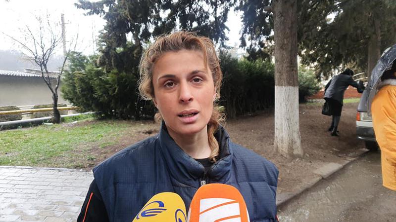 "ღუმელი რომ მესროლა, კარი გაიხსნა და თავში მოხვდა ბავშვს..." - დედა, რომლის 11 თვის შვილიც მეუღლესთან ჩხუბის დროს გარდაიცვალა, შემზარავი ამბის დეტალებს იხსენებს