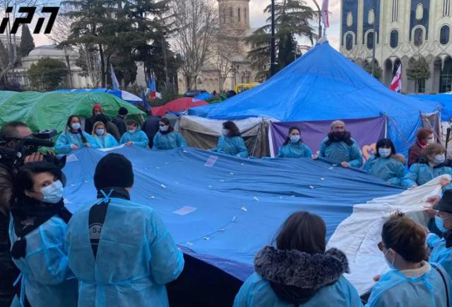 რატომ გაშალეს ექიმებმა პარლამენტის შენობასთან კარავი?