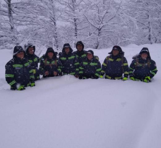 დღის ფოტო: გმირი მაშველები, რომლებმაც გომისმთაზე ჩარჩენილი მოქალაქეები გადაარჩინეს