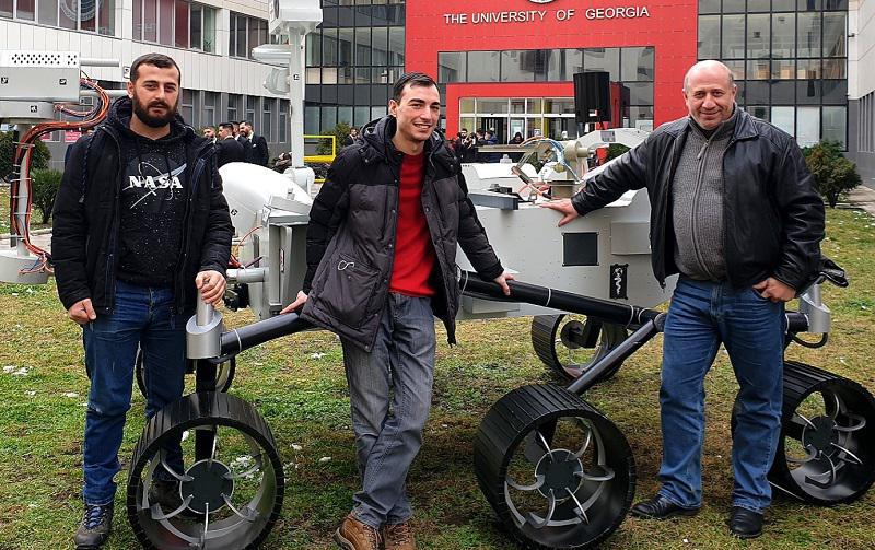 "როგორც ჩანს, ავცდით მარსს და საქართველოში დავჯექით?" - რამაზ ბლუაშვილის კოსმოსური გატაცება: როგორ შეიქმნა  ქართული "მარსმავალი"